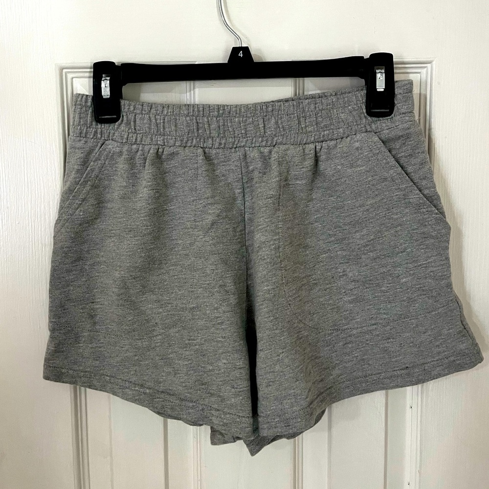 Universal Thread shorts with pockets, NWOT
